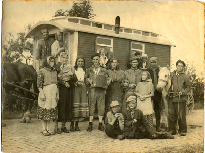 810078 Groepsportret van enkele buurtbewoners aan de Panoven te IJsselstein verkleed als zigeuners; derde van rechts ...